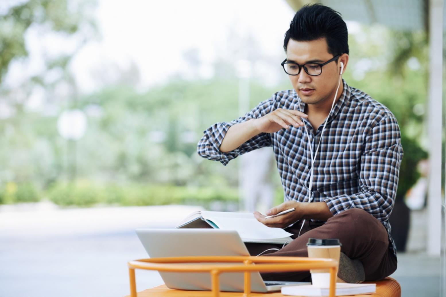 Студенти працюють над практичними проєктами